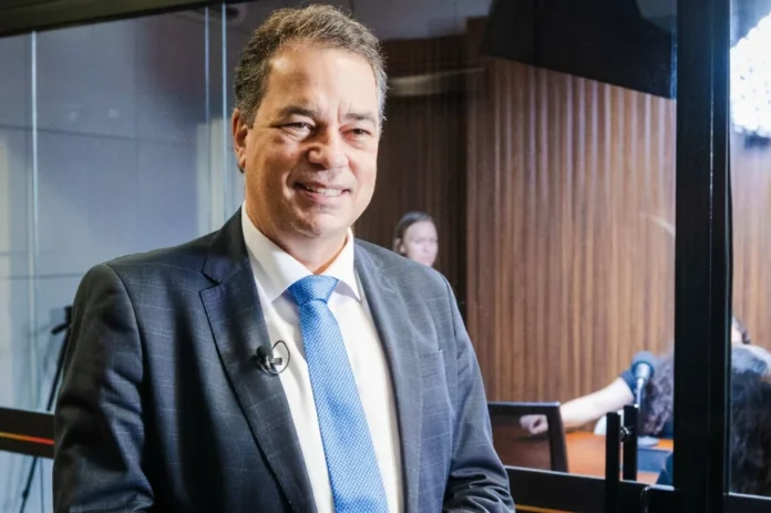 Alesc debate aprendizagem e trabalho infantil em SC Deputado estadual Rodrigo Minotto participa de debate sobre aprendizagem profissional e combate ao trabalho infantil em Santa Catarina na Alesc.