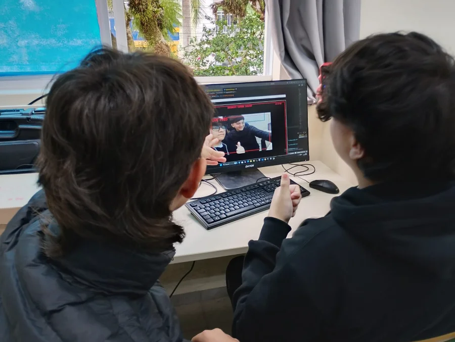 Alunos criam app de vigilância com drones em Araranguá Estudantes da EEB de Araranguá testam aplicativo de vigilância com drones em computador durante projeto do curso técnico
