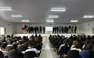 Alunos criam projeto contra violência escolar em Araranguá Estudantes apresentam o Projeto Jovens Guardiões contra bullying e violência escolar na EEB Professora Dolvina Leite de Medeiros, em Araranguá