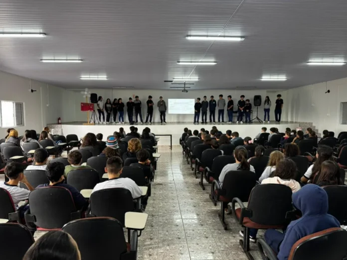 Alunos criam projeto contra violência escolar em Araranguá Estudantes apresentam o Projeto Jovens Guardiões contra bullying e violência escolar na EEB Professora Dolvina Leite de Medeiros, em Araranguá