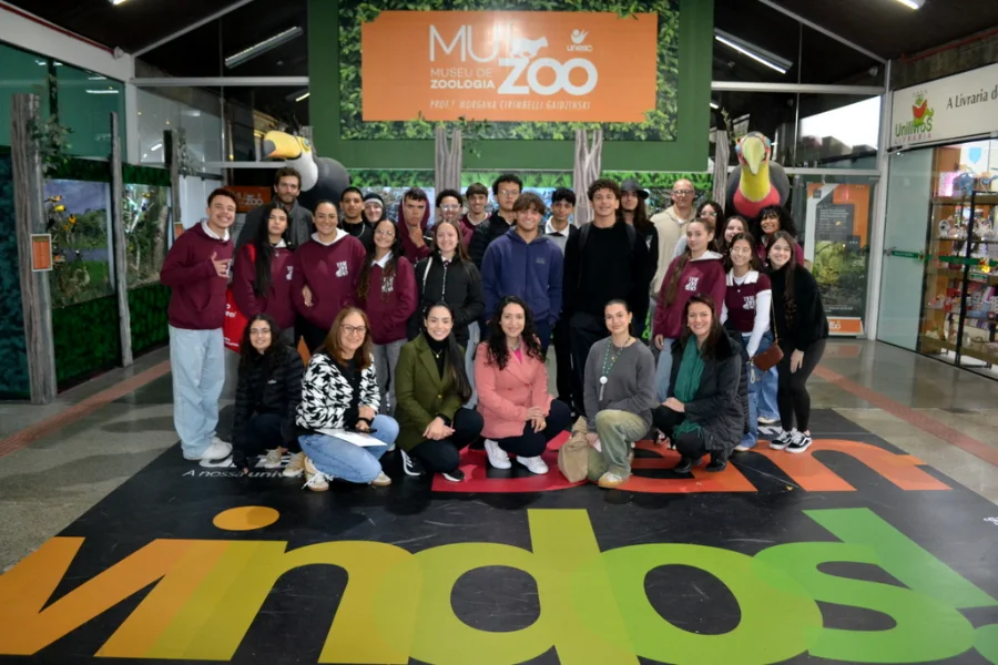 Estudantes do 3º ano do Ensino Médio da Escola Humberto de Campos visitam a Unesc, em Criciúma, durante atividade do Projeto Vida e Carreira para conhecer espaços acadêmicos e orientar escolhas profissionais.