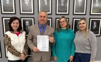 Araranguá aprova Dia Municipal do Protetor Animal Vereador Evandro Conceição apresenta projeto do Dia Municipal do Protetor Animal em Araranguá ao lado de protetoras