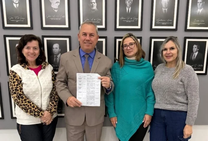 Araranguá aprova Dia Municipal do Protetor Animal Vereador Evandro Conceição apresenta projeto do Dia Municipal do Protetor Animal em Araranguá ao lado de protetoras
