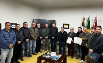 Araranguá autoriza obras de pavimentação em cinco bairros Autoridades de Araranguá durante assinatura de ordens de serviço para obras de pavimentação em bairros do município