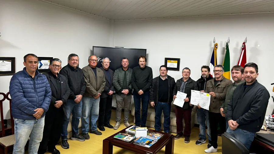 Autoridades de Araranguá durante assinatura de ordens de serviço para obras de pavimentação em bairros do município