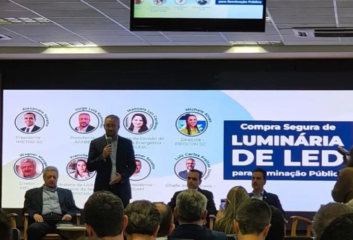 Araranguá busca qualificar compra de luminárias LED Capacitação do Imetro-SC sobre compra segura de luminárias LED para iluminação pública com participação de representantes de Araranguá em Florianópolis