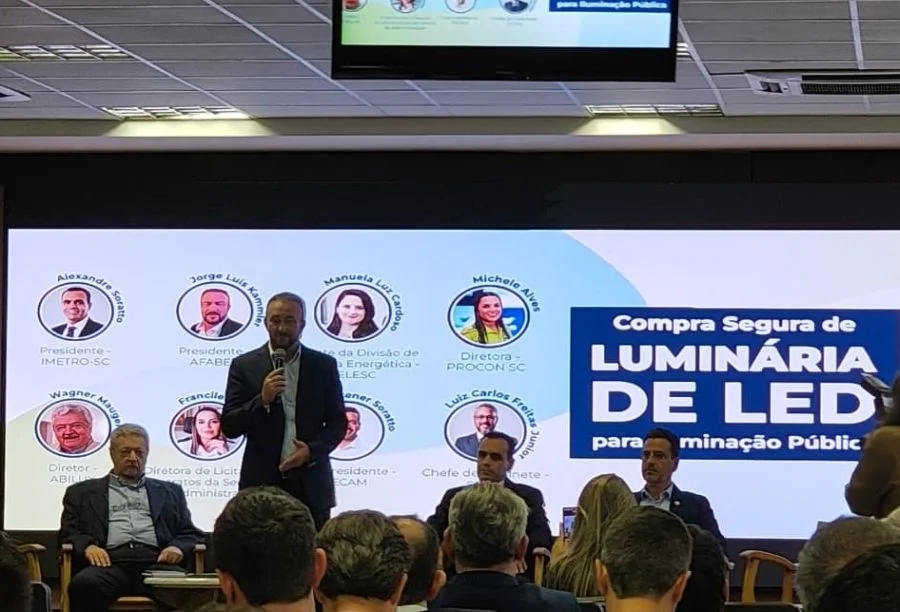 Araranguá busca qualificar compra de luminárias LED Capacitação do Imetro-SC sobre compra segura de luminárias LED para iluminação pública com participação de representantes de Araranguá em Florianópolis