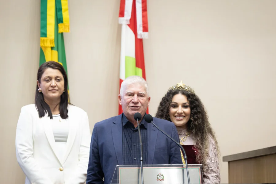 Arroio do Silva convida Alesc para a Festa do Peixe Prefeito Jorge Luiz Freitas divulga a 33ª Festa do Peixe de Balneário Arroio do Silva na Assembleia Legislativa de Santa Catarina, ao lado de representantes do município