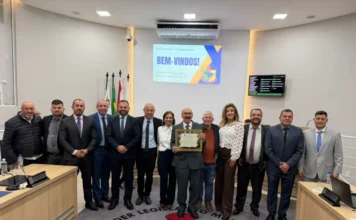 Arroio do Silva homenageia Manoel Mota com título honorário Vereadores de Balneário Arroio do Silva homenageiam o ex-deputado Manoel Mota com Título de Cidadão Honorário durante sessão na Câmara Municipal.