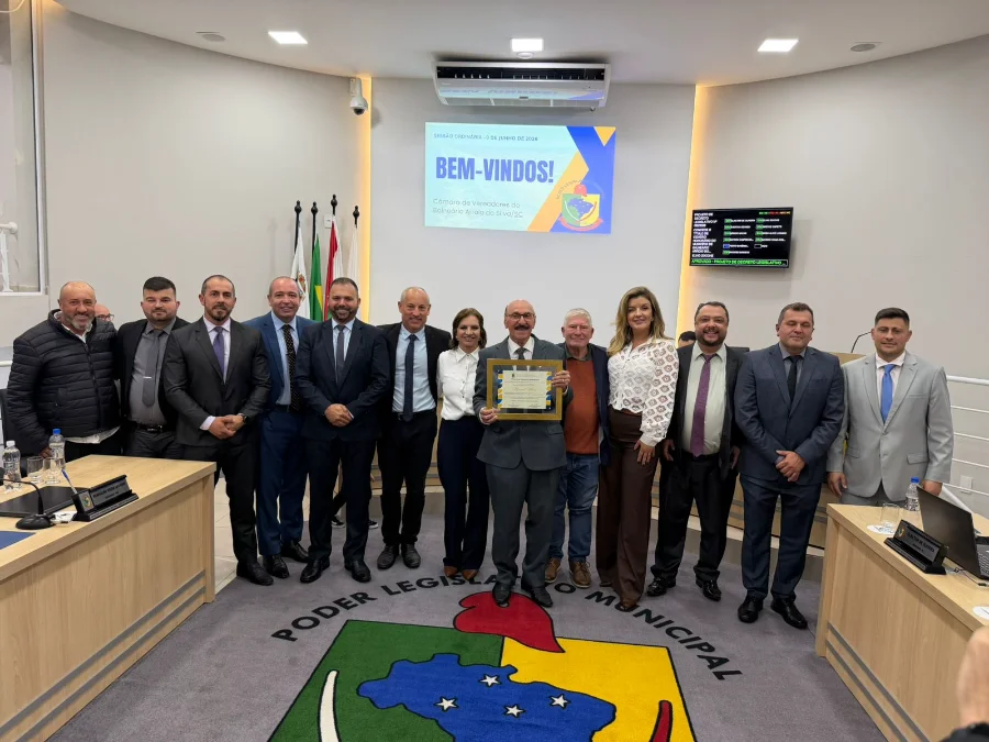 Arroio do Silva homenageia Manoel Mota com título honorário Vereadores de Balneário Arroio do Silva homenageiam o ex-deputado Manoel Mota com Título de Cidadão Honorário durante sessão na Câmara Municipal.