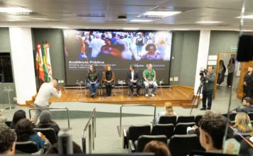 Audiência discute direitos de migrantes em Santa Catarina Audiência pública na Alesc debate direitos da população migrante em Santa Catarina, com representantes no plenário e participantes acompanhando a discussão