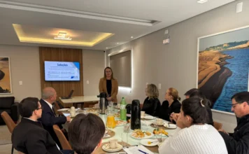 CDL Araranguá reforça diálogo com empresários locais Presidente da CDL Araranguá apresenta soluções a empresários durante encontro Café com a Presidente com associados do comércio local