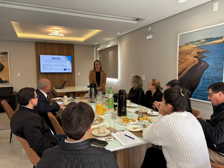 Presidente da CDL Araranguá apresenta soluções a empresários durante encontro Café com a Presidente com associados do comércio local