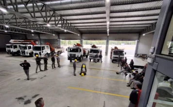 CERSUL capacita equipes para operar guindaste e cesta Trabalhadores da CERSUL participam de capacitação para operação de guindaste e cesta aérea em garagem com veículos da cooperativa.