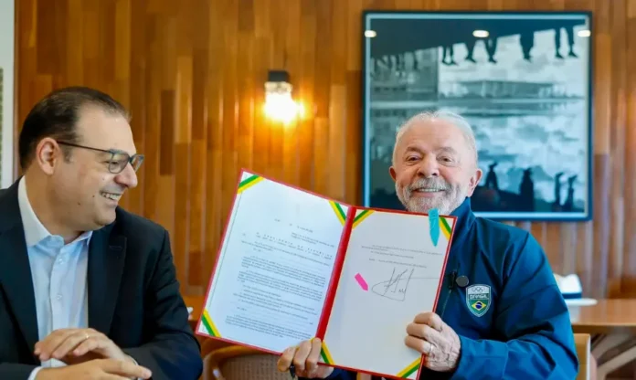 CNH terá renovação automática para bons condutores Presidente Lula sanciona lei da renovação automática da CNH para bons condutores ao lado de ministro no Palácio do Planalto