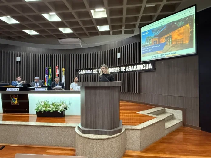 Câmara apresenta serviços gratuitos para MEIs em Araranguá Diretora apresenta serviços gratuitos da Sala do Empreendedor para MEIs durante sessão na Câmara de Vereadores de Araranguá.