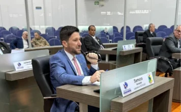Câmara aprova combate ao descarte irregular em Araranguá Vereador Samuca durante sessão na Câmara de Araranguá sobre proposta contra descarte irregular de resíduos sólidos no município.