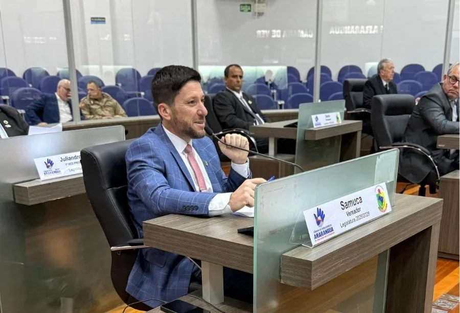 Vereador Samuca durante sessão na Câmara de Araranguá sobre proposta contra descarte irregular de resíduos sólidos no município.