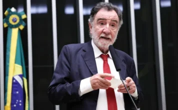 Câmara avança projeto sobre antecipação de formatura Deputado discursa no plenário da Câmara dos Deputados durante análise de projeto sobre antecipação de formatura no ensino superior
