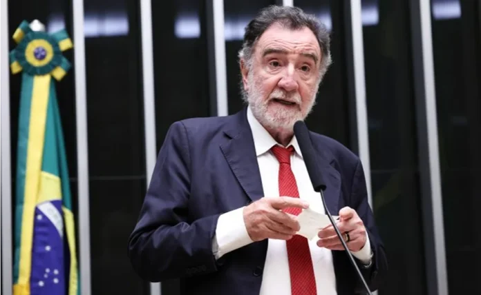 Câmara avança projeto sobre antecipação de formatura Deputado discursa no plenário da Câmara dos Deputados durante análise de projeto sobre antecipação de formatura no ensino superior