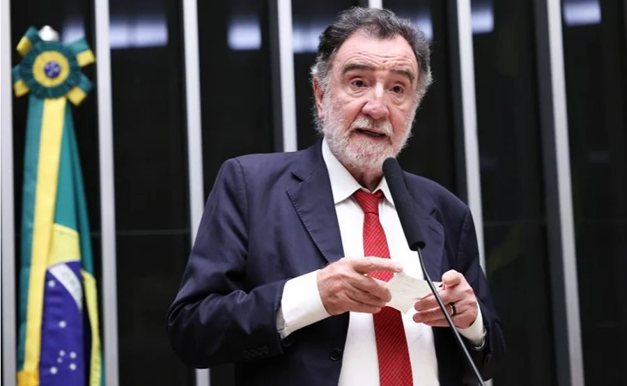 Câmara avança projeto sobre antecipação de formatura Deputado discursa no plenário da Câmara dos Deputados durante análise de projeto sobre antecipação de formatura no ensino superior