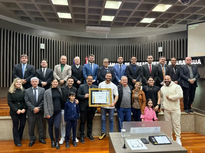 Câmara homenageia Lucas Campos por conquistas no esporte Lucas Campos recebe Moção de Aplausos na Câmara de Vereadores de Araranguá por conquistas no fisiculturismo nacional e internacional