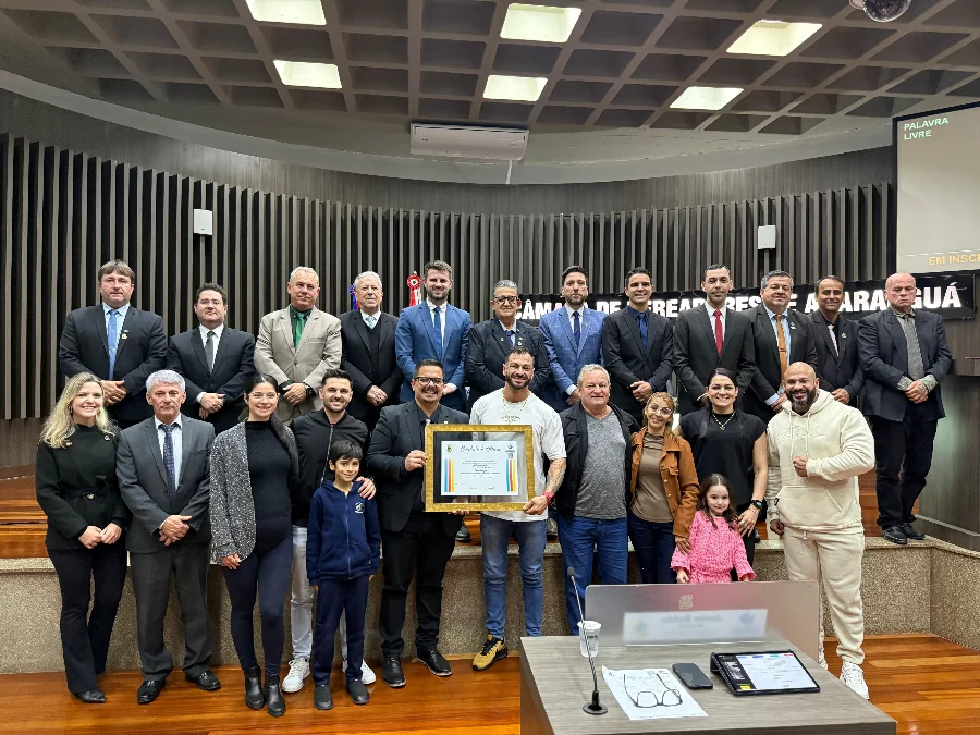 Câmara homenageia Lucas Campos por conquistas no esporte Lucas Campos recebe Moção de Aplausos na Câmara de Vereadores de Araranguá por conquistas no fisiculturismo nacional e internacional