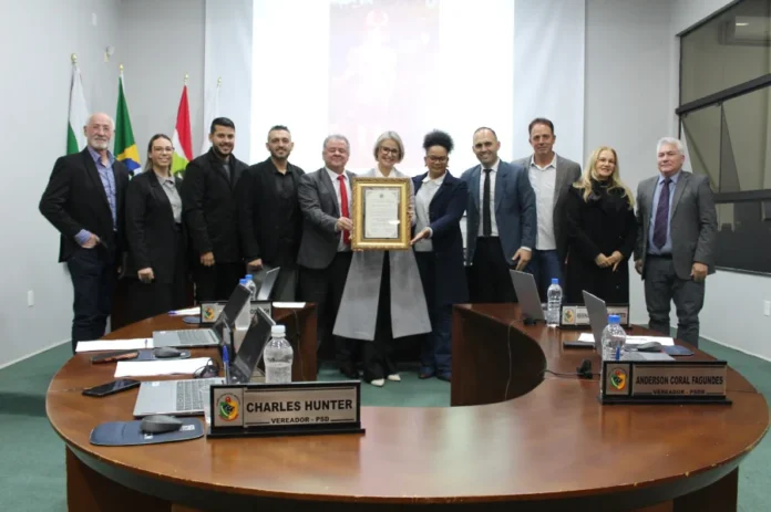 Câmara homenageia reitora da Unesc em Forquilhinha Vereadores de Forquilhinha entregam Moção de Aplauso à reitora em exercício da Unesc, Gisele Silveira Coelho Lopes, durante sessão na Câmara Municipal.