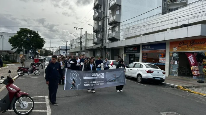 Caminhada em Araranguá reforça prevenção às drogas Caminhada Passos que Transformam reúne participantes em Araranguá durante ação do Junho Branco de prevenção às drogas
