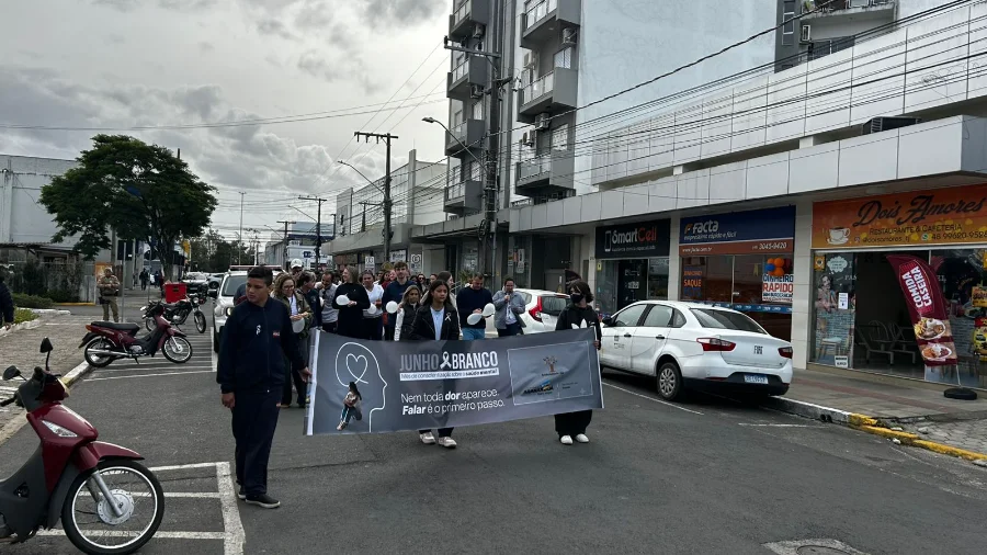 Caminhada Passos que Transformam reúne participantes em Araranguá durante ação do Junho Branco de prevenção às drogas
