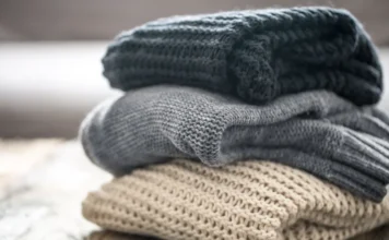 Campanha do Agasalho inicia arrecadação em Nova Veneza Roupas de inverno dobradas representam a Campanha do Agasalho em Nova Veneza, que arrecada doações para famílias em vulnerabilidade social.
