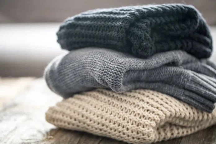 Campanha do Agasalho inicia arrecadação em Nova Veneza Roupas de inverno dobradas representam a Campanha do Agasalho em Nova Veneza, que arrecada doações para famílias em vulnerabilidade social.