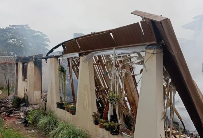 Casa fica destruída após incêndio em Jacinto Machado Incêndio destrói parte de residência no bairro Figueira, em Jacinto Machado, com estrutura danificada e fumaça após atuação dos bombeiros