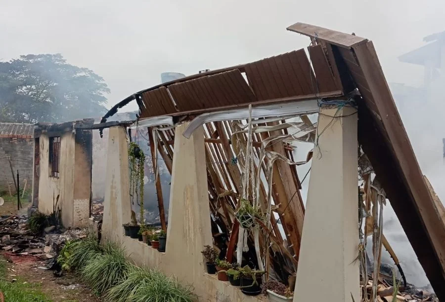 Casa fica destruída após incêndio em Jacinto Machado Incêndio destrói parte de residência no bairro Figueira, em Jacinto Machado, com estrutura danificada e fumaça após atuação dos bombeiros