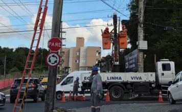 Celesc investe R$ 150 milhões na região de Criciúma Equipe da Celesc realiza manutenção na rede elétrica com caminhão linha viva na região de Criciúma, dentro do plano de investimentos em infraestrutura elétrica.