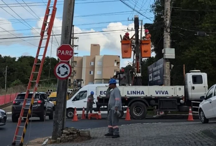 Celesc investe R$ 150 milhões na região de Criciúma (1) Equipe da Celesc realiza manutenção na rede elétrica com caminhão linha viva na região de Criciúma, dentro do plano de investimentos em infraestrutura elétrica.