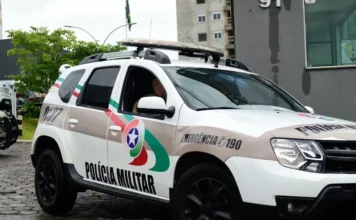 Celular é roubado de adolescente na frente de escola em Criciúma Viatura da Polícia Militar em Criciúma ilustra ocorrência de roubo de celular de adolescente em frente a escola no Centro