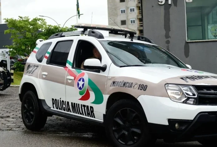 Celular é roubado de adolescente na frente de escola em Criciúma Viatura da Polícia Militar em Criciúma ilustra ocorrência de roubo de celular de adolescente em frente a escola no Centro