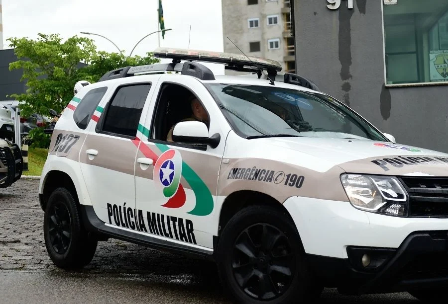 Viatura da Polícia Militar em Criciúma ilustra ocorrência de roubo de celular de adolescente em frente a escola no Centro