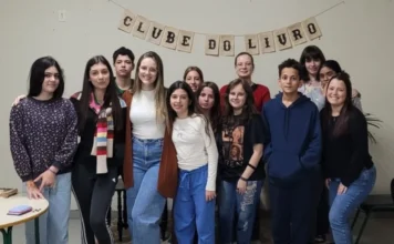 Clube do Livro incentiva leitura na EEB Timbé do Sul Estudantes e professora participam do Clube do Livro na EEB Timbé do Sul, projeto escolar de incentivo à leitura e criatividade.