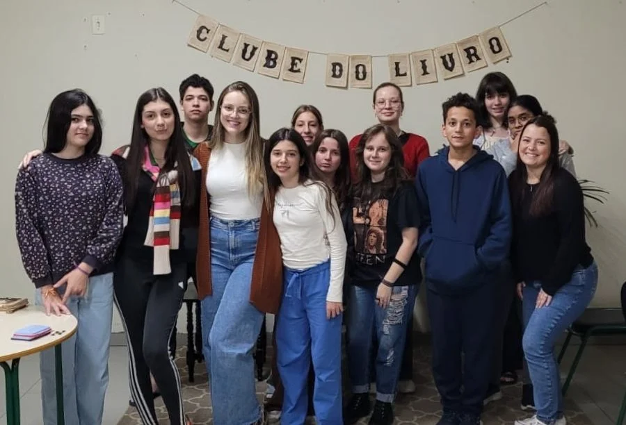 Clube do Livro incentiva leitura na EEB Timbé do Sul Estudantes e professora participam do Clube do Livro na EEB Timbé do Sul, projeto escolar de incentivo à leitura e criatividade.
