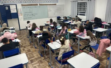 Cocal do Sul tem lista de espera para aulas de italiano Alunos participam de aula gratuita de língua italiana em escola municipal de Cocal do Sul, projeto que valoriza a cultura italiana e as raízes culturais do município.