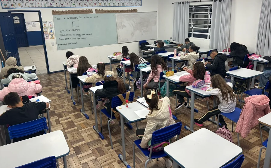Cocal do Sul tem lista de espera para aulas de italiano Alunos participam de aula gratuita de língua italiana em escola municipal de Cocal do Sul, projeto que valoriza a cultura italiana e as raízes culturais do município.