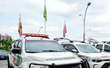 Comerciante é detido após disparos em Balneário Rincão Viaturas da Polícia Militar em Santa Catarina durante operação policial; imagem ilustra ocorrência com comerciante detido após disparos em Balneário Rincão.