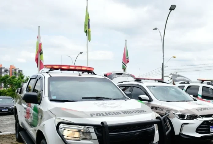 Comerciante é detido após disparos em Balneário Rincão Viaturas da Polícia Militar em Santa Catarina durante operação policial; imagem ilustra ocorrência com comerciante detido após disparos em Balneário Rincão.