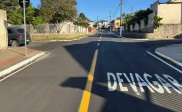Criciúma conclui 14 ruas asfaltadas no Rio Maina Rua asfaltada no Distrito do Rio Maina, em Criciúma, após obras de pavimentação asfáltica realizadas pela Prefeitura
