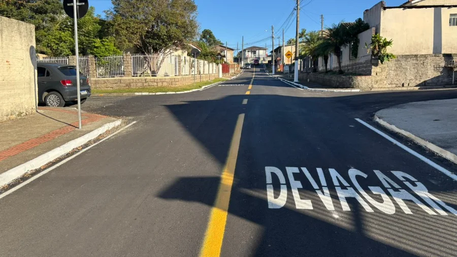 Criciúma conclui 14 ruas asfaltadas no Rio Maina Rua asfaltada no Distrito do Rio Maina, em Criciúma, após obras de pavimentação asfáltica realizadas pela Prefeitura