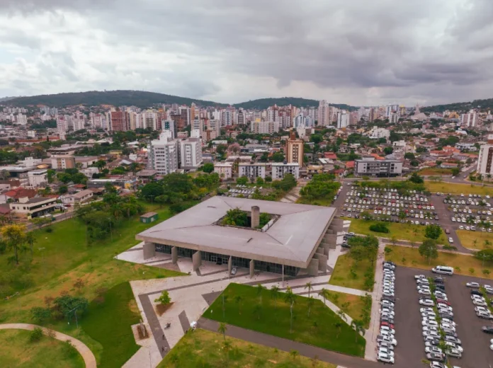 Criciúma encerra prazo da Taxa de Lixo na segunda-feira Vista aérea de Criciúma com o Paço Municipal Marcos Rovaris e área central da cidade, relacionada ao prazo para pagamento da Taxa de Lixo 2025