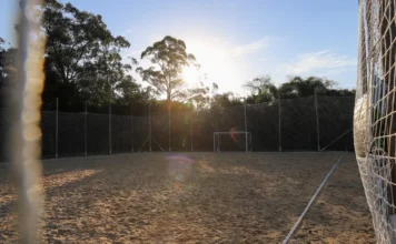 Criciúma melhora campos e áreas de lazer em bairros Campo de futebol revitalizado em Criciúma com cercamento, traves e melhorias em área de lazer pública