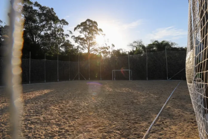 Criciúma melhora campos e áreas de lazer em bairros Campo de futebol revitalizado em Criciúma com cercamento, traves e melhorias em área de lazer pública